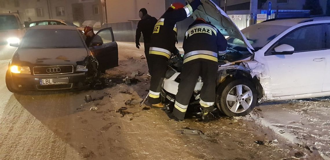 Kolizja na ulicy Grunwaldzkiej. Audi wpadło w poślizg i zderzyło się czołowo ze skodą