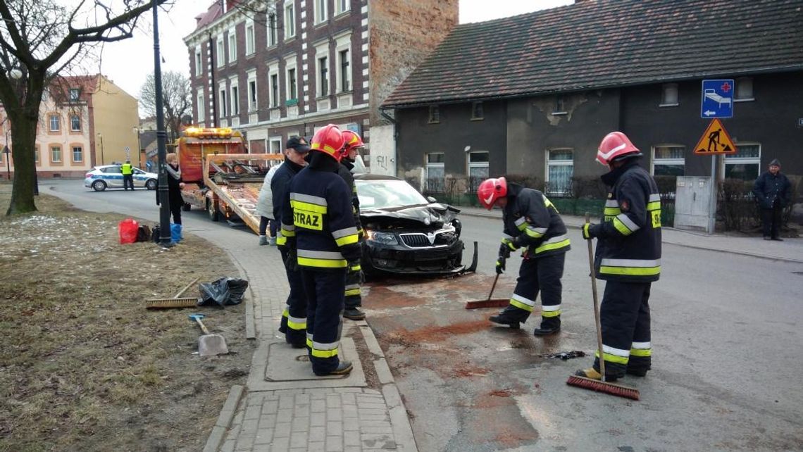 Kolizja na ulicy Grunwaldzkiej. Kierująca "ścięła" zakręt i uderzyła w auto jadące z naprzeciwka