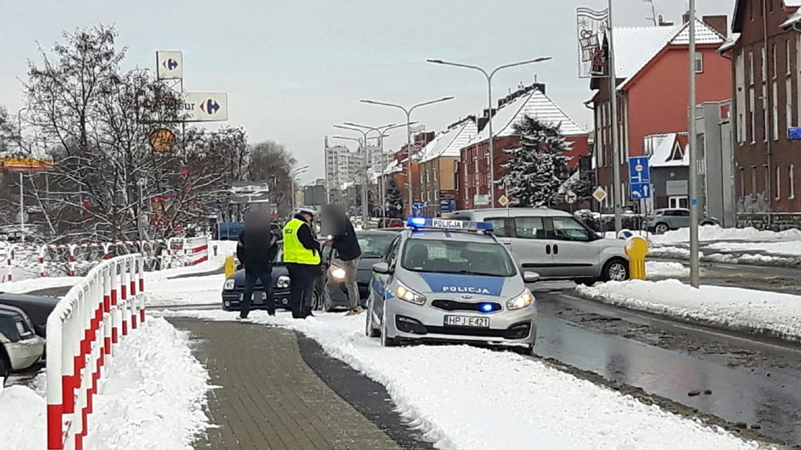 Kolizja na ulicy Kozielskiej. Samochody osobowe najechały na siebie