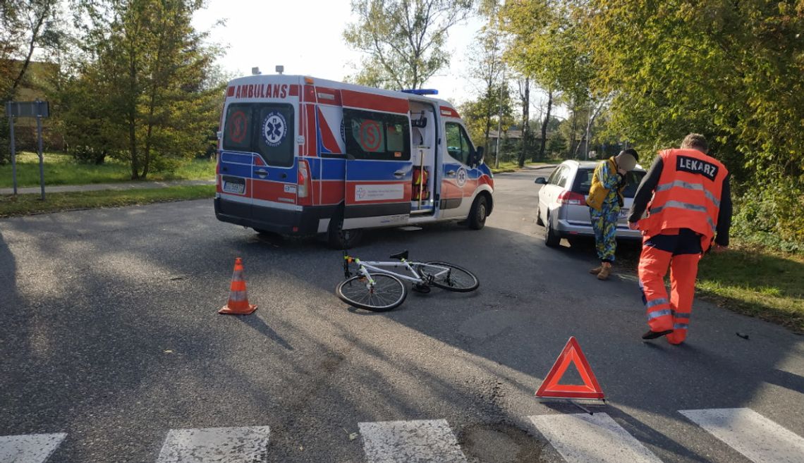 Kolizja na ulicy Mostowej. Osobówka wjechała w rowerzystę jadącego po oznakowanym przejeździe