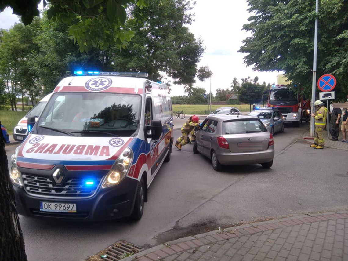 Kolizja na ulicy Piastowskiej. Zderzyły się dwa auta osobowe. Na miejscu policja, pogotowie i straż pożarna