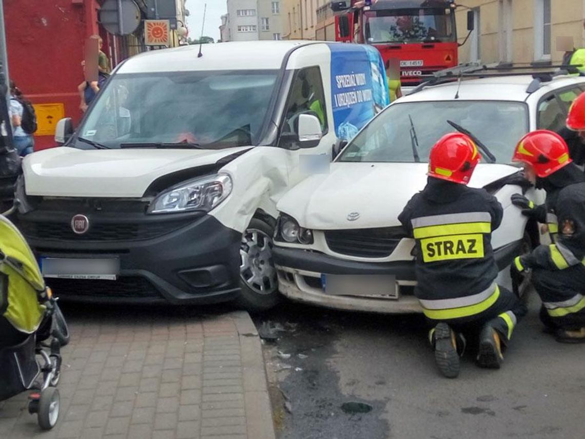 Kolizja na uliczkach Starego Miasta. Interweniowała policja i straż pożarna