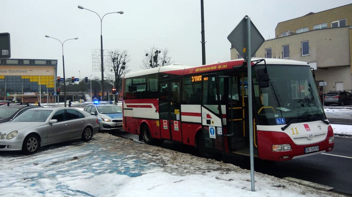 Kolizja osobówki z miejskim autobusem na ulicy Wojska Polskiego