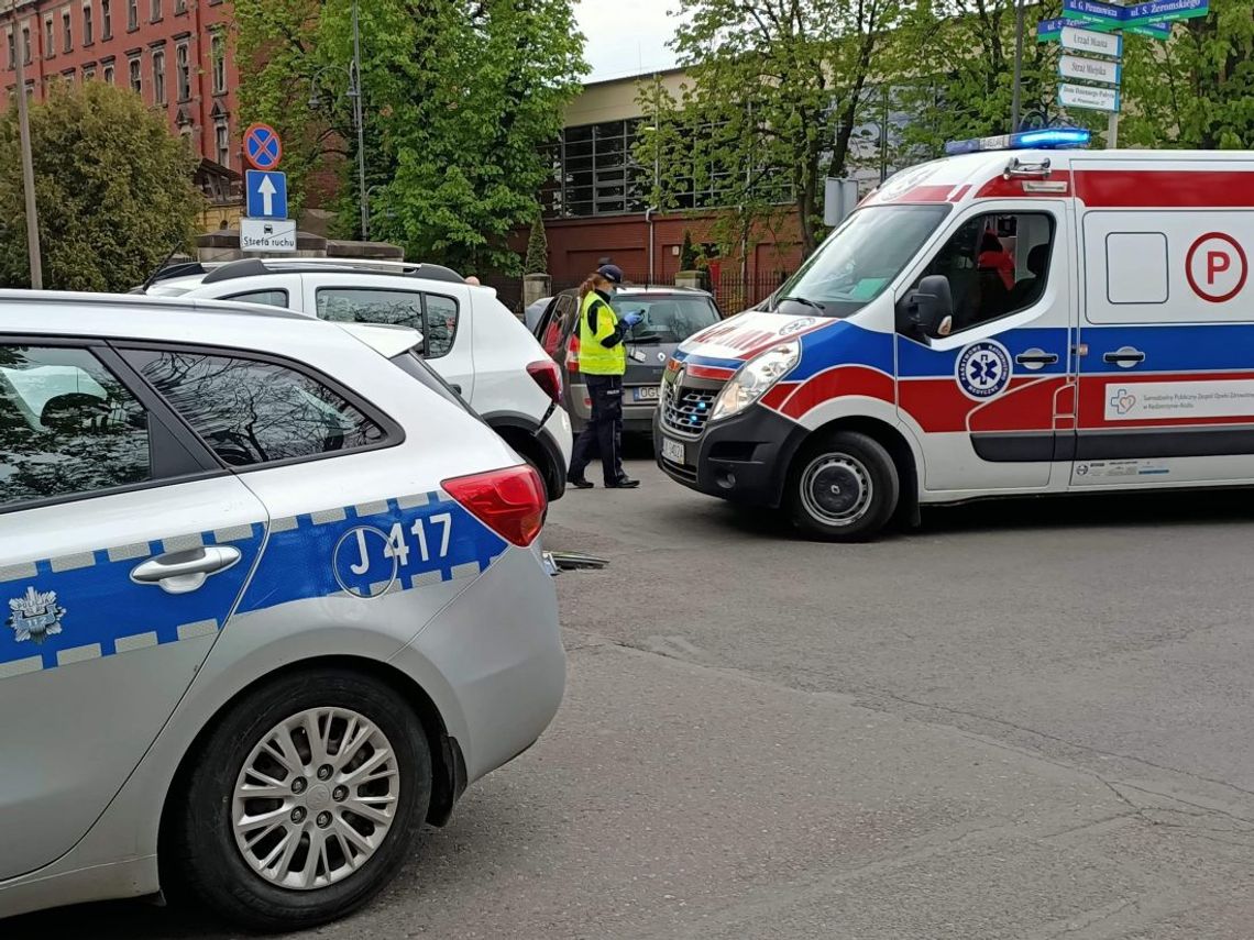 Kolizja przy urzędzie miasta. Kierująca renault najechała na tył dacii