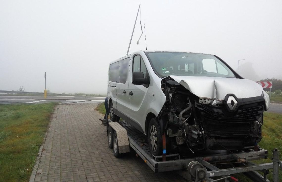 Kolizja przy wjeździe na obwodnicę. Bus skasował latarnię i znak drogowy. ZDJĘCIA