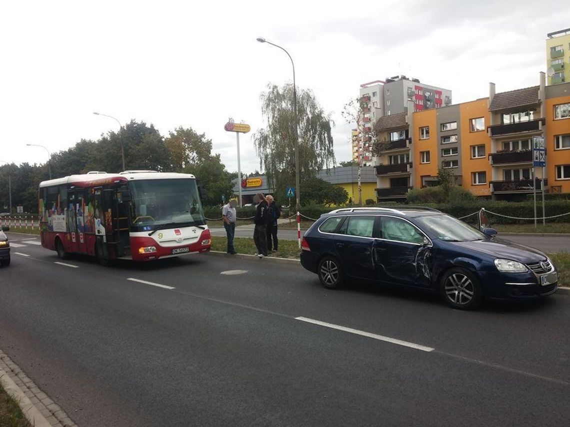 Kolizja samochodu osobowego z autobusem MZK. Okoliczności wyjaśnia policja