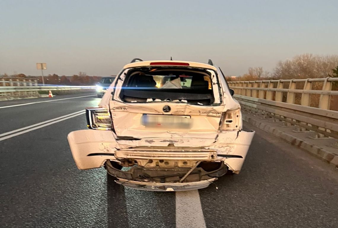 Kolizja trzech pojazdów na obwodnicy Kędzierzyna-Koźla. Jedna osoba trafiła do szpitala Kolizja trzech pojazdów na obwodnicy Kędzierzyna-Koźla. Jedna osoba trafiła do szpitala