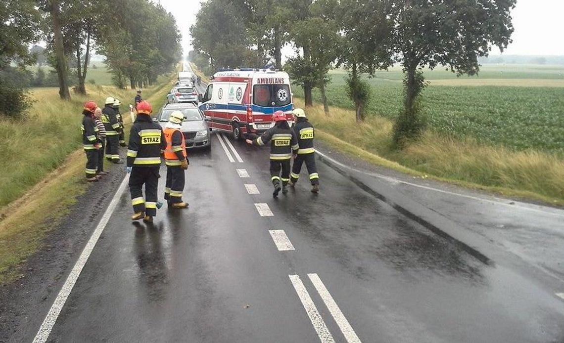 Kolizja trzech samochodów na DK 38. Poszkodowana kobieta zabrana do szpitala