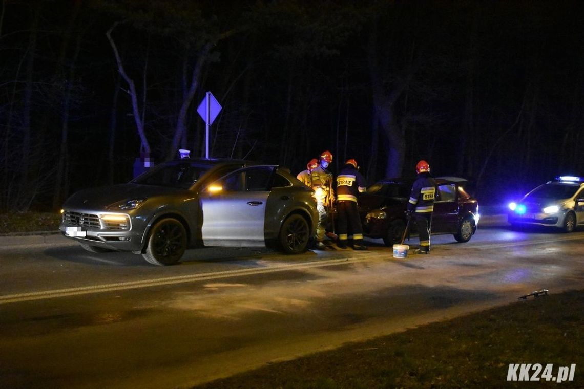 Kolizja z udziałem luksusowego porsche na alei Jana Pawła II. Wjechał w nie opel