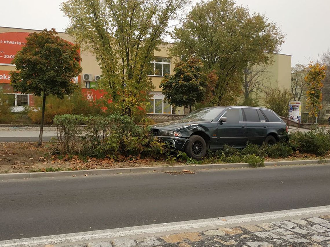 Kolizja zakończona na żywopłocie. Zderzenie chevroleta z BMW na ulicy Wojska Polskiego