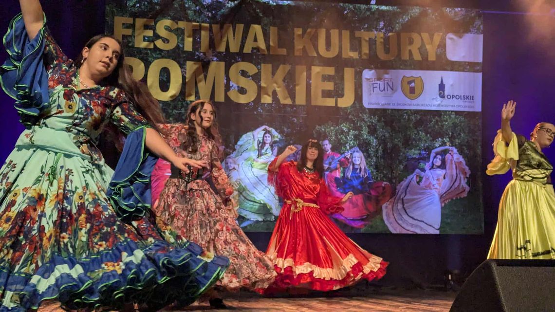 Kolor, muzyka i jedność. Festiwal Kultury Romskiej w Domu Kultury „Chemik” Kolor, muzyka i jedność. Festiwal Kultury Romskiej w Domu Kultury „Chemik”