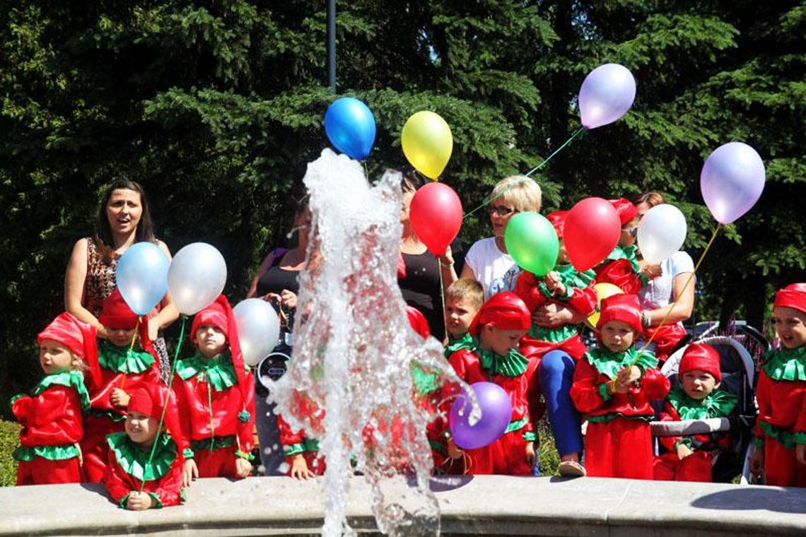 Kolorowe baloniki poleciały do nieba. Przedszkolaki z „Jedenastki” i ich niezwykły pochód równości