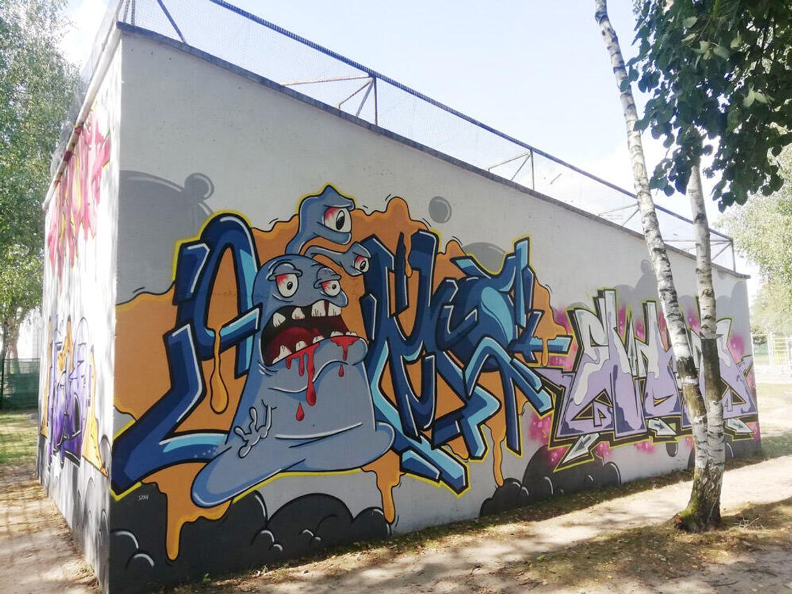 Kolorowe graffiti zamiast bohomazów. Grupa lokalnych artystów odmalowała boisko do squasha w strefie przy Kośnego