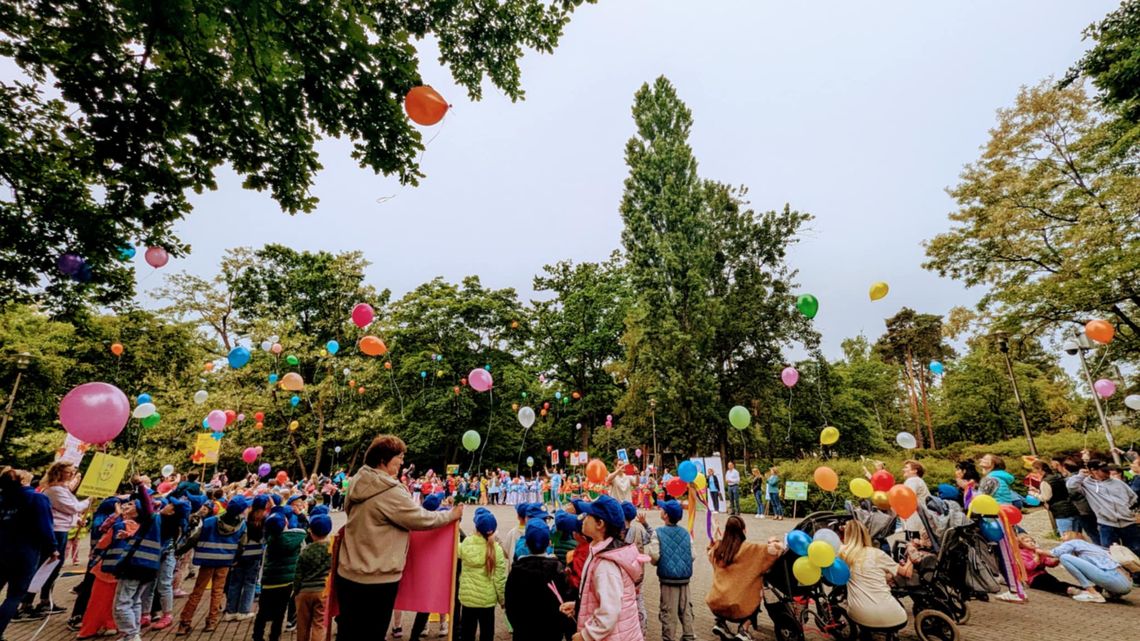 Kolorowe motyle mają różne skrzydła, ale te same marzenia. Maszerowali by pokazać swoją jedność z osobami niepełnosprawnymi