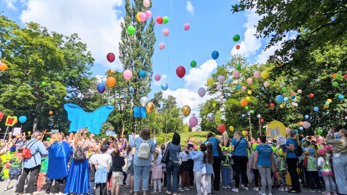 Kolorowe motyle znów przeszły ulicami miasta. Integracyjny marsz połączył dzieci i dorosłych Kolorowe motyle znów przeszły ulicami miasta. Integracyjny marsz połączył dzieci i dorosłych
