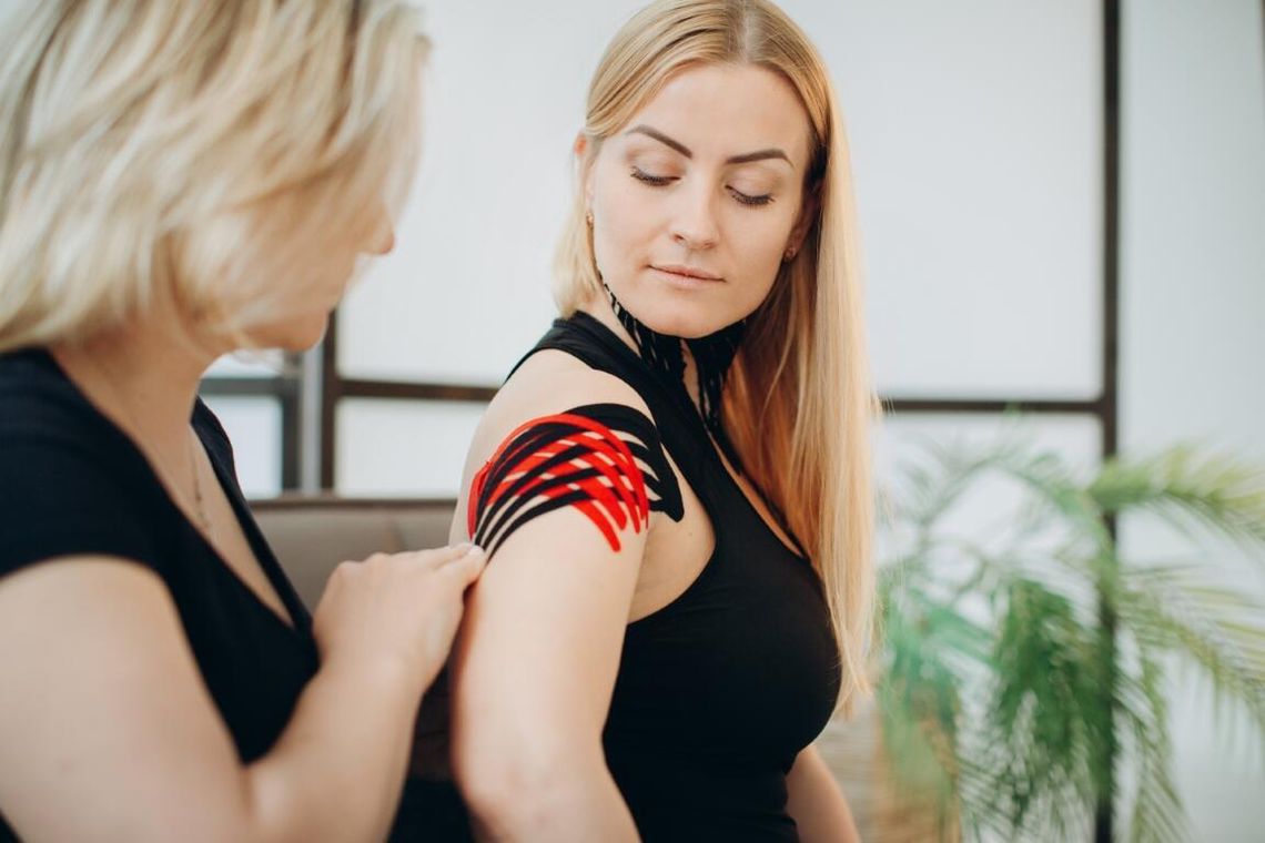 Kolorowe taśmy, które mogą zmienić Twoją karierę. Dlaczego warto nauczyć się kinesiotapingu? Kolorowe taśmy, które mogą zmienić Twoją karierę. Dlaczego warto nauczyć się kinesiotapingu?