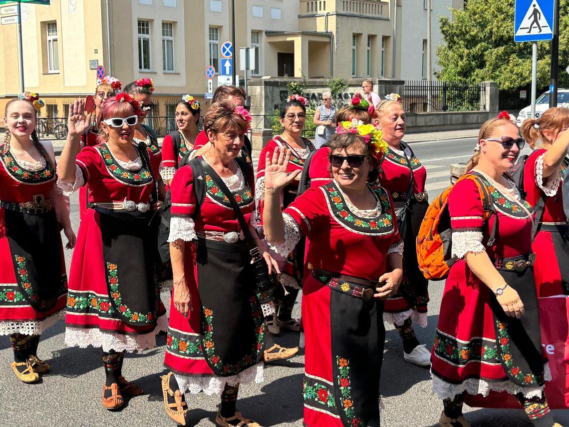 Kolorowy korowód przeszedł ulicami Koźla. Za nami drugi dzień Międzynarodowego Festiwalu Folklorystycznego