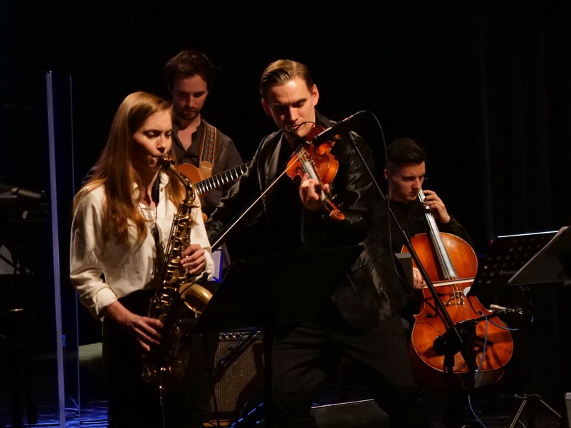 Koncert noworoczny w Domu Kultury "Chemik". Na scenie Stanisław Słowiński Quintet