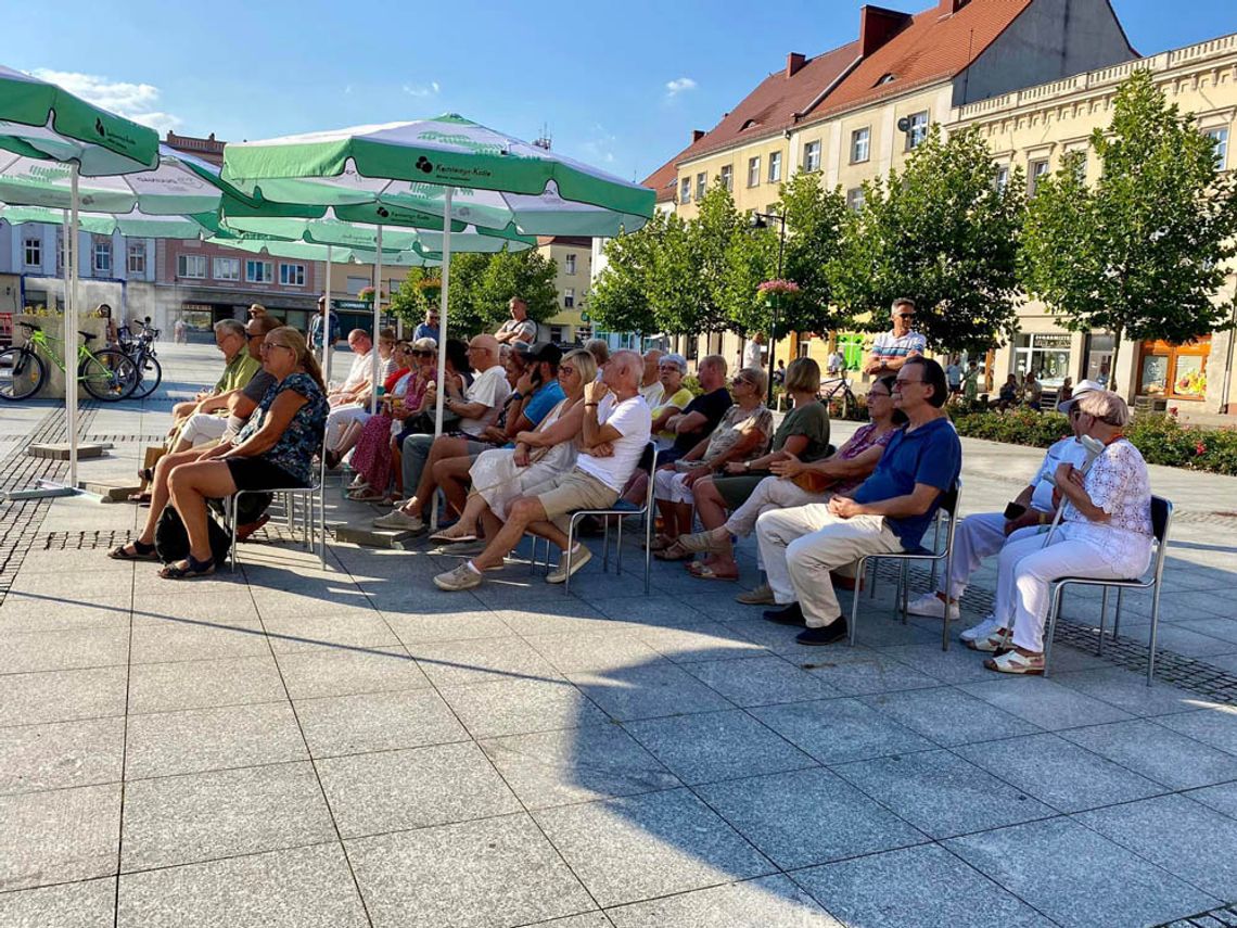 Koncerty na rynku gromadzą coraz większą publiczność. Tym razem po starówce niosły się utwory fortepianowe