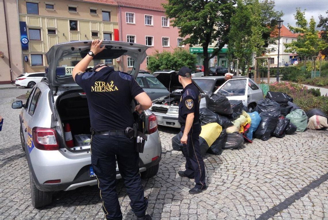 Koniec koczowania na placu Wolności. Niechciany gość pakuje swój majdan