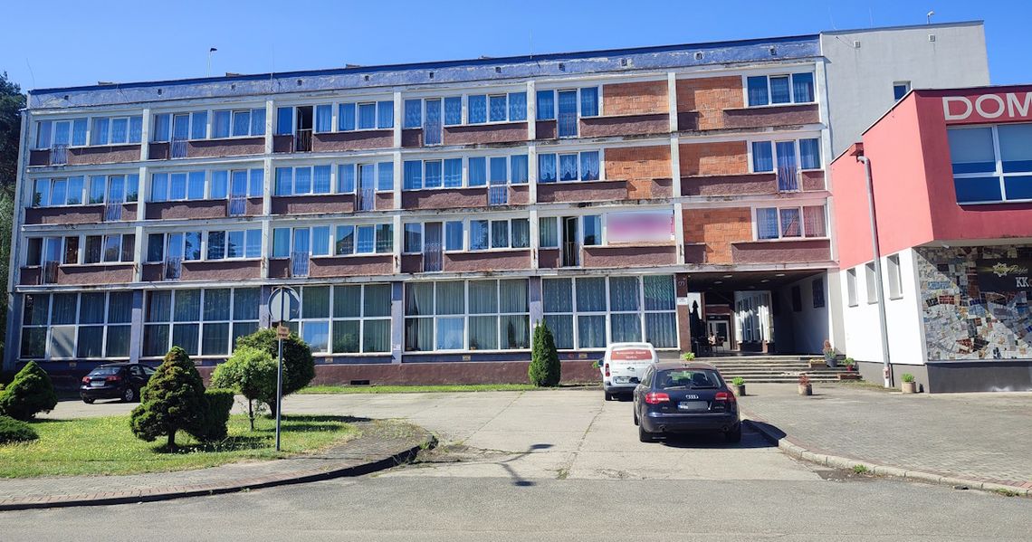 Koniec pewnej epoki. Komornik wystawił na licytację legendarny hotel Lech w Blachowni Koniec pewnej epoki. Komornik wystawił na licytację legendarny hotel Lech w Blachowni