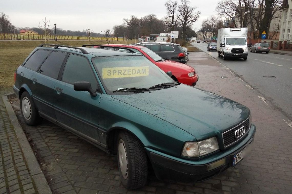 Koniec ze sprzedażą aut na publicznych parkingach. Miasto znalazło bat na handlarzy