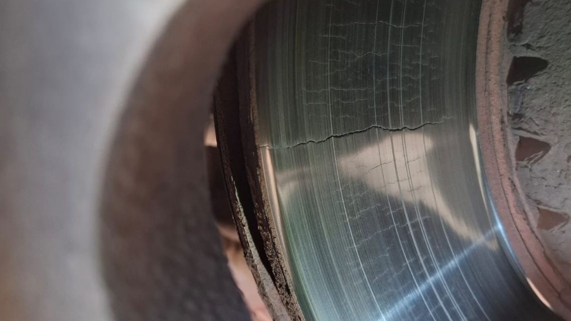 Kontrole ITD w Reńskiej Wsi. Pęknięta tarcza hamulcowa i uszkodzone opony ciężarówek Kontrole ITD w Reńskiej Wsi. Pęknięta tarcza hamulcowa i uszkodzone opony ciężarówek