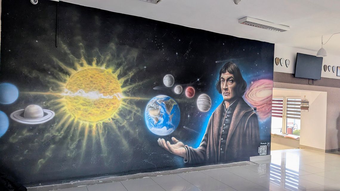 Kopernik spogląda na uczniów. Spektakularny mural odmienił II Liceum Ogólnokształcącego