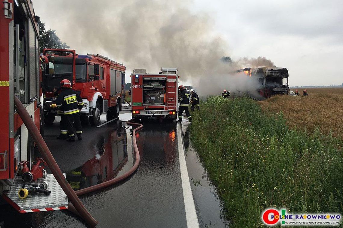 Koszmarny wypadek na drodze krajowej nr 45. Auta stanęły w płomieniach, jedna osoba nie żyje. ZDJĘCIA