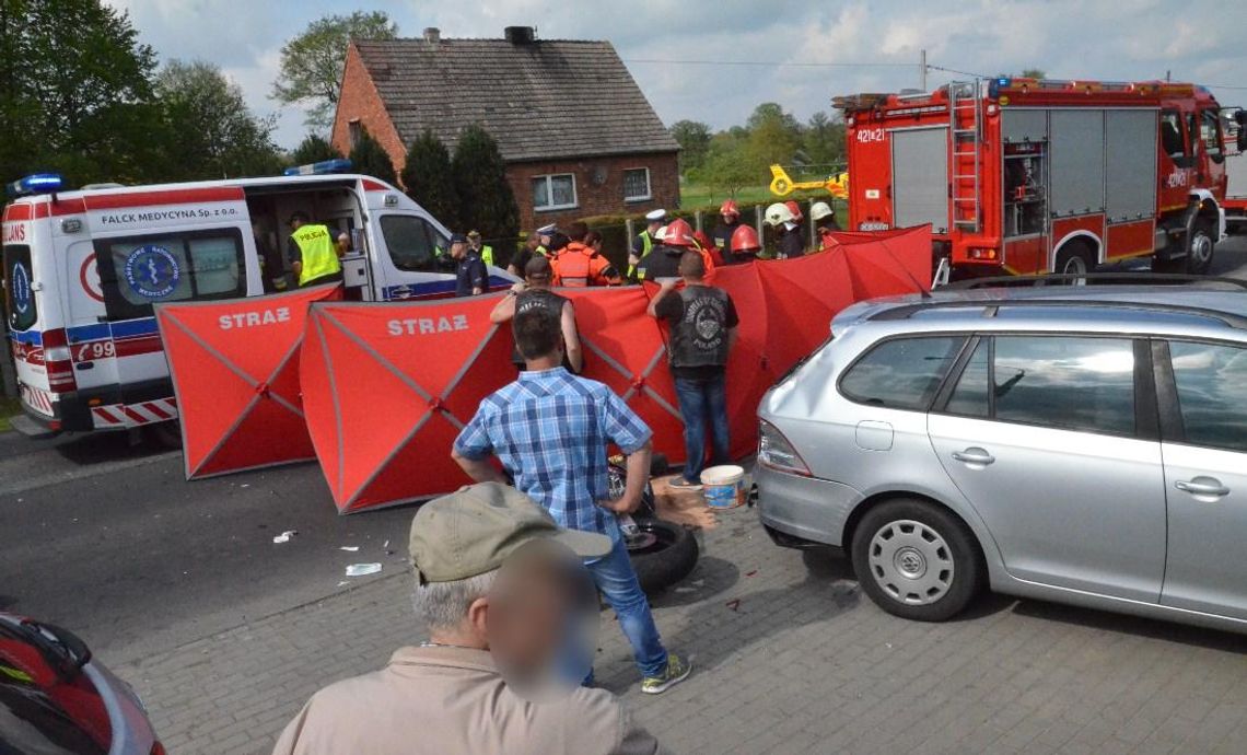 Koszmarny wypadek w Blachowni. Motocykl wbił się w tył samochodu. Lądował śmigłowiec LPR. ZDJĘCIA