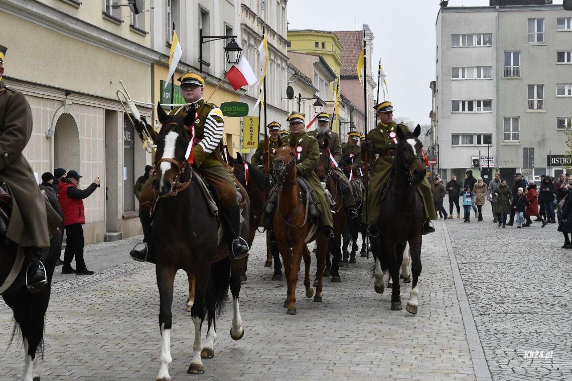 Kozielskie ulice przemierzyli ułani. Defilada w ramach Tygodnia Patriotycznego. ZDJĘCIA