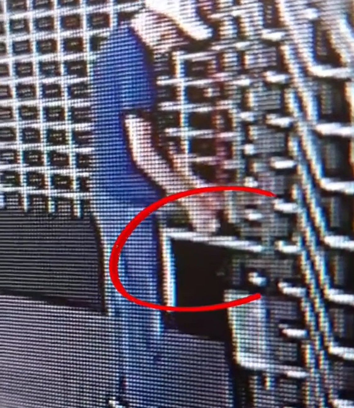 Kradzież portfela na dworcu PKP. Monitoring nagrał złodzieja, a zatrzymali go policjanci [WIDEO]