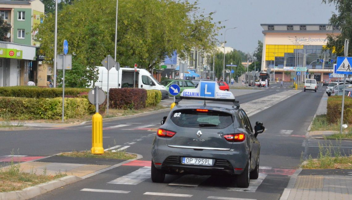 Kto najlepiej przygotowuje do egzaminu na prawko? Zdawalność w szkołach jazdy z naszego powiatu