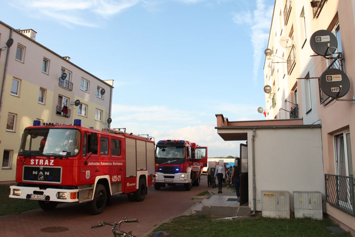 Ktoś podpalił pranie suszące się na klatce schodowej. Pożar w bloku przy Broniewskiego