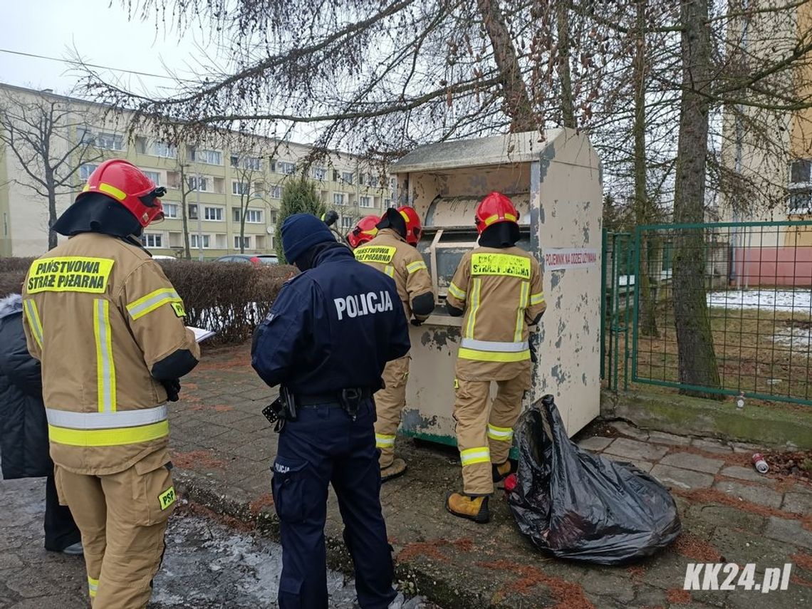 Ktoś wrzucił szczeniaka do kontenera na używaną odzież. Na ratunek ruszyli strażacy i pracownicy schroniska