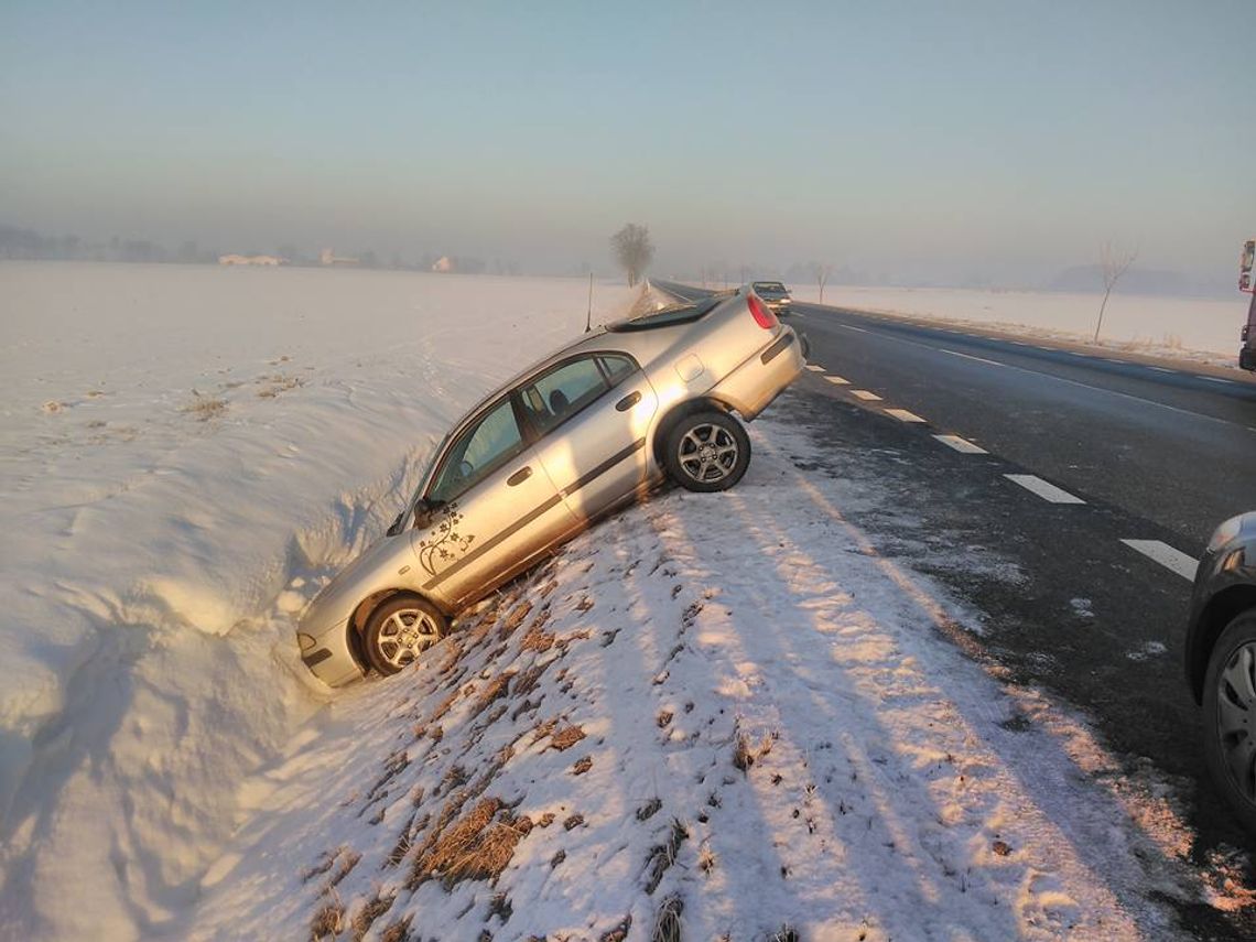 Kuriozalna kolizja na drodze ze Sławięcic do Zalesia Śląskiego. Kobieta podczas zawracania wpadła do rowu