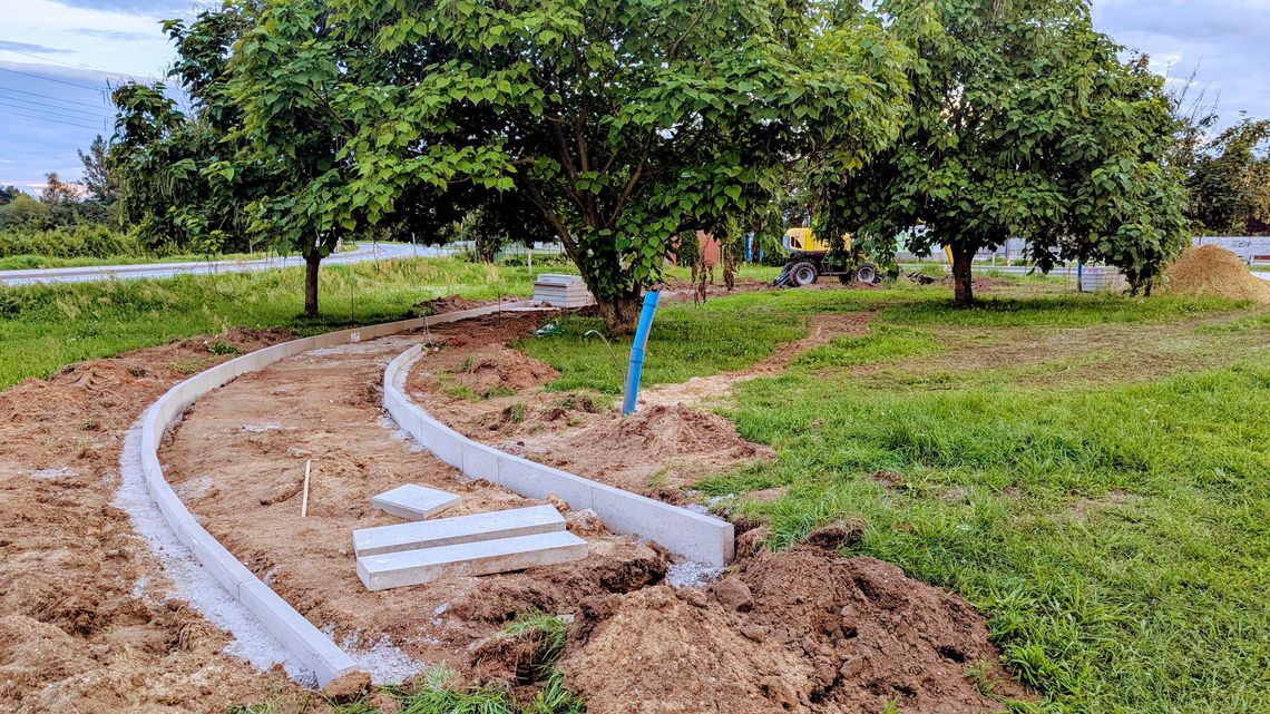 Kuźniczka pięknieje. Ruszył kolejny etap prac na skwerze obok koziołka - będzie klimatyczna alejka