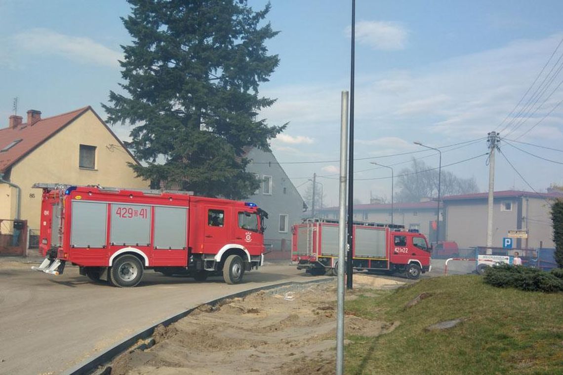 Kuźniczka w kłębach dymu. Pożar w bardzo trudno dostępnym miejscu