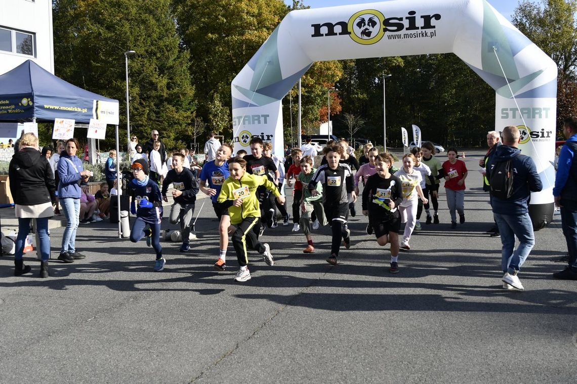 Lekcja WF-u w plenerze dla młodych sportowców. Przed krytą pływalnią odbyła się Jesienna Zabawa Biegowa