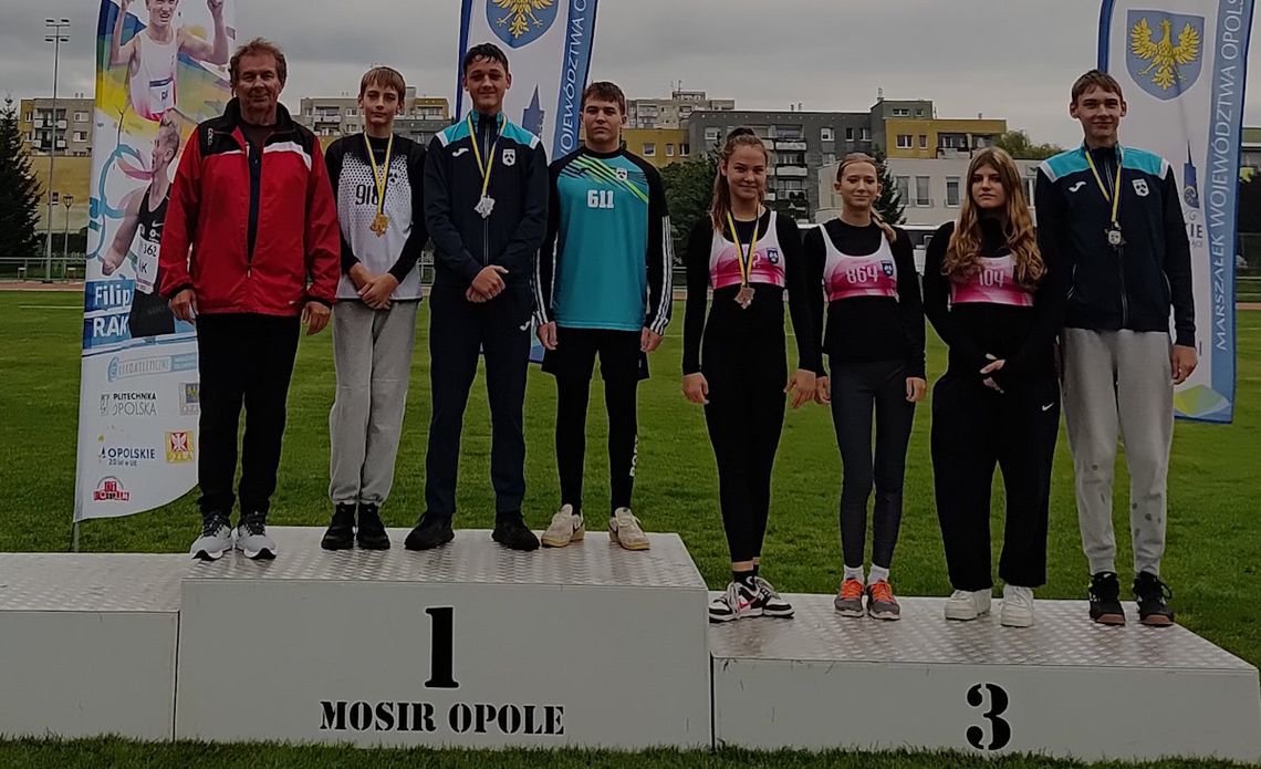 Lekkoatleci MMKS Kędzierzyn-Koźle wywalczyli osiem medali na mistrzostwach województwa. ZDJĘCIA