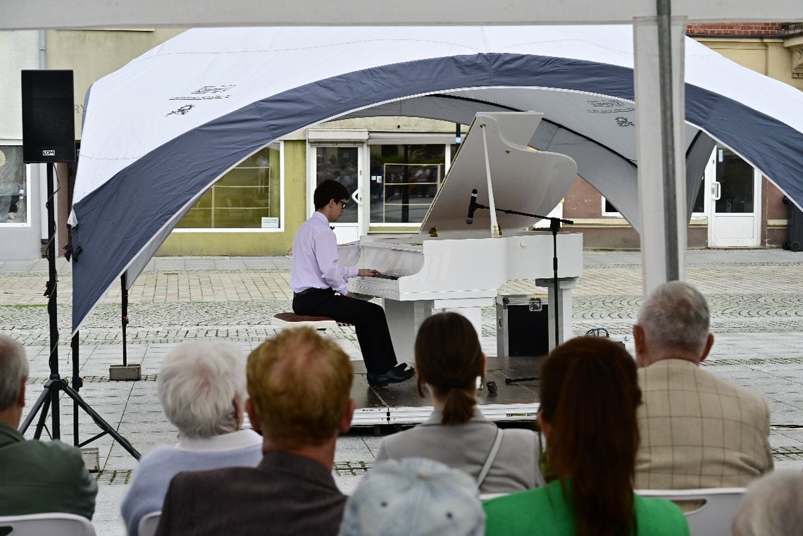 Muzyczna inauguracja cyklu koncertów. Rynek wypełniły dźwięki fortepianu