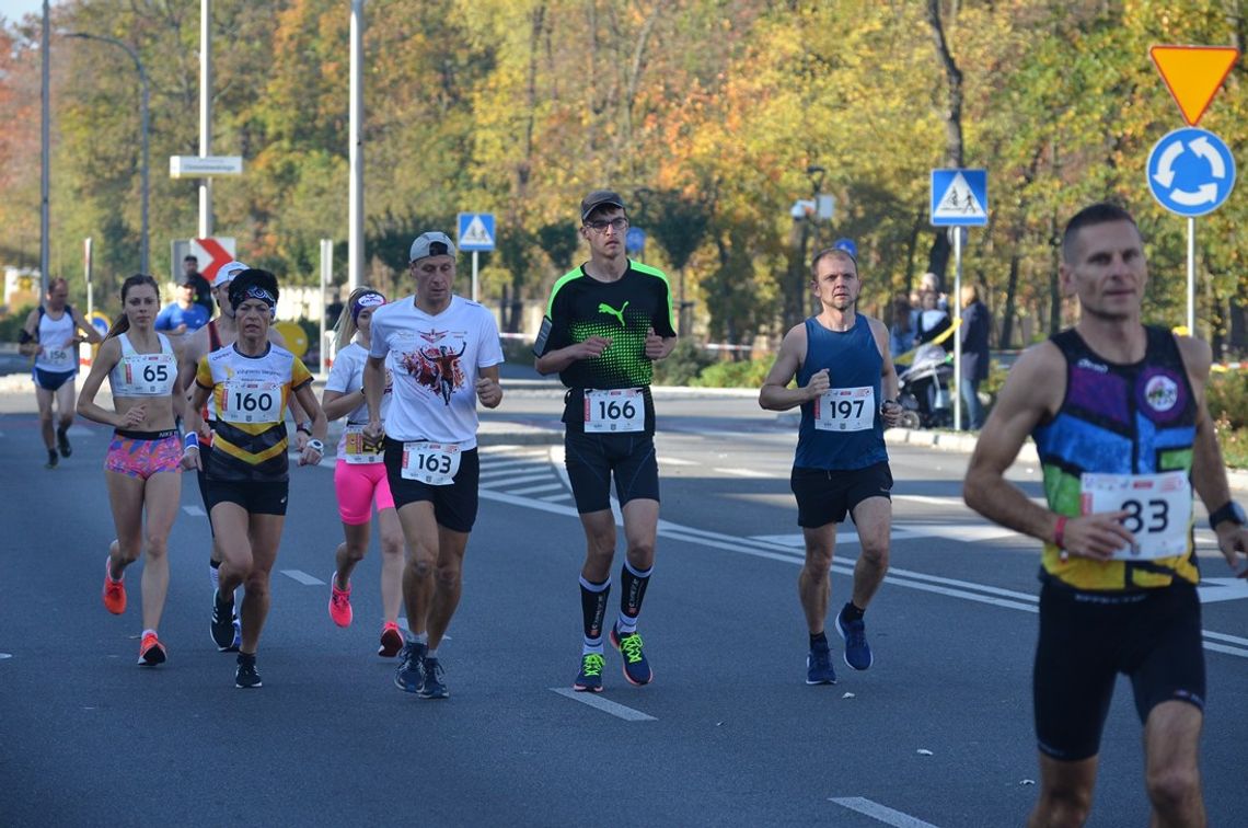 Lidia i Rafał Czarneccy po raz drugi z rzędu zwyciężyli w Maratonie Odrzańskim. FOTOREPORTAŻ