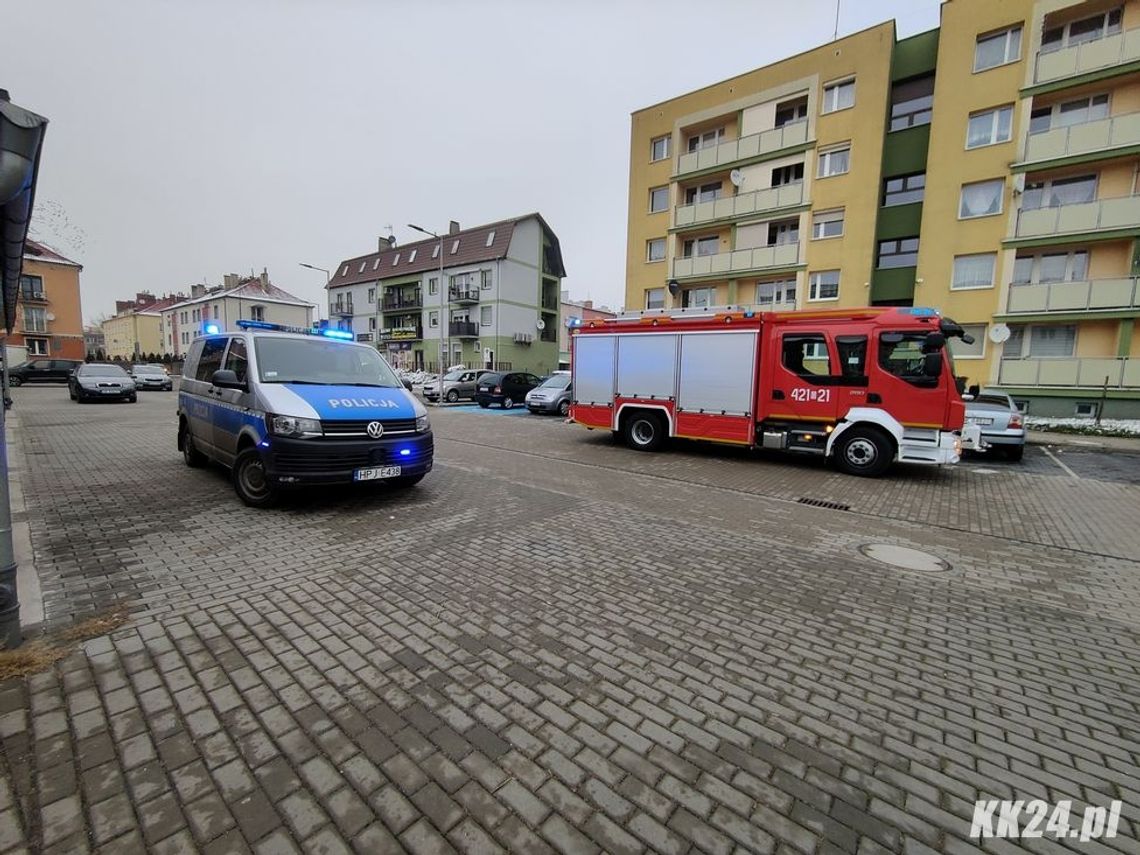 Listonosz usłyszał, jak starsza kobieta woła o pomoc. Interwencja służb ratunkowych na Pogorzelcu