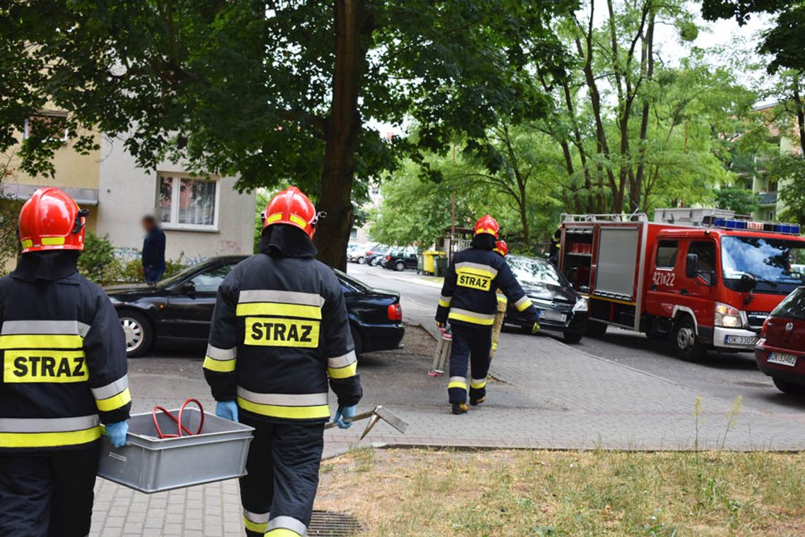 Lokator doznał urazu i nie mógł się ruszyć. Strażacy weszli do mieszkania w Śródmieściu