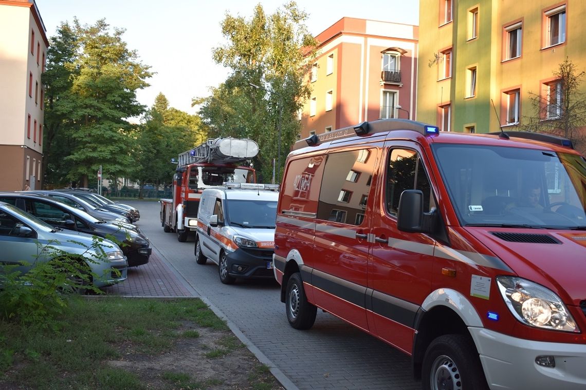 Lokatorzy wyczuli w budynku gaz. Interweniowali strażacy i pogotowie gazowe