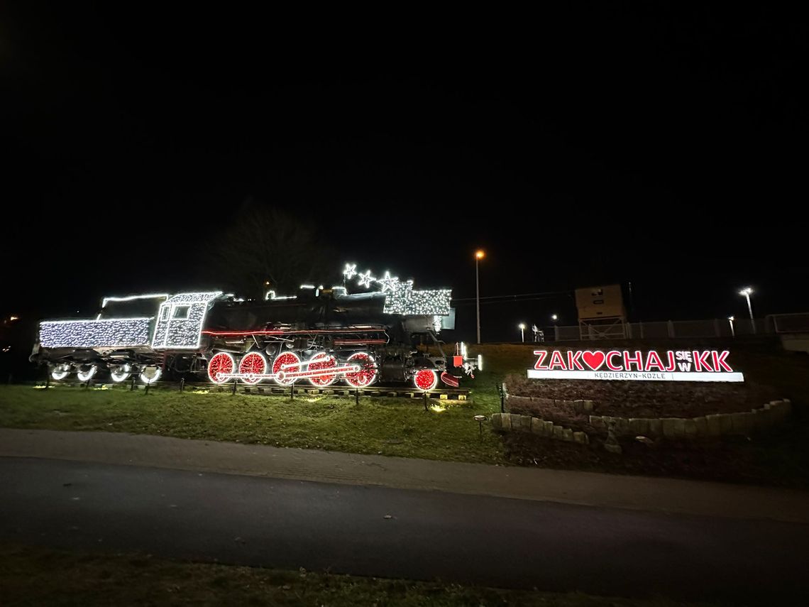 Lokomotywa ze świątecznym blaskiem znów zachwyca mieszkańców Lokomotywa ze świątecznym blaskiem znów zachwyca mieszkańców