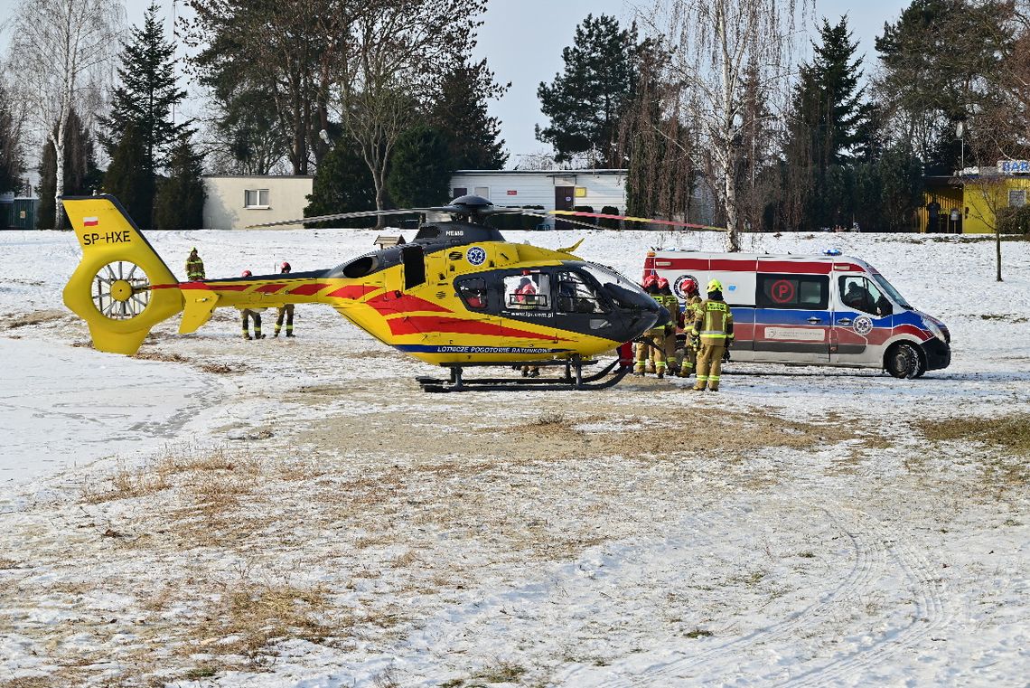 Łyżwiarz uderzył głową o lód. Akcja ratunkowa nad jeziorem w Dębowej. Śmigłowiec LPR lądował na plaży