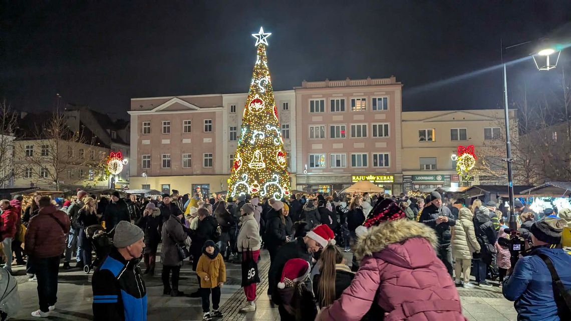 Magia świąt ponownie na rynku w Koźlu. Rozbłysła choinka, ruszył Jarmark Świąteczny!