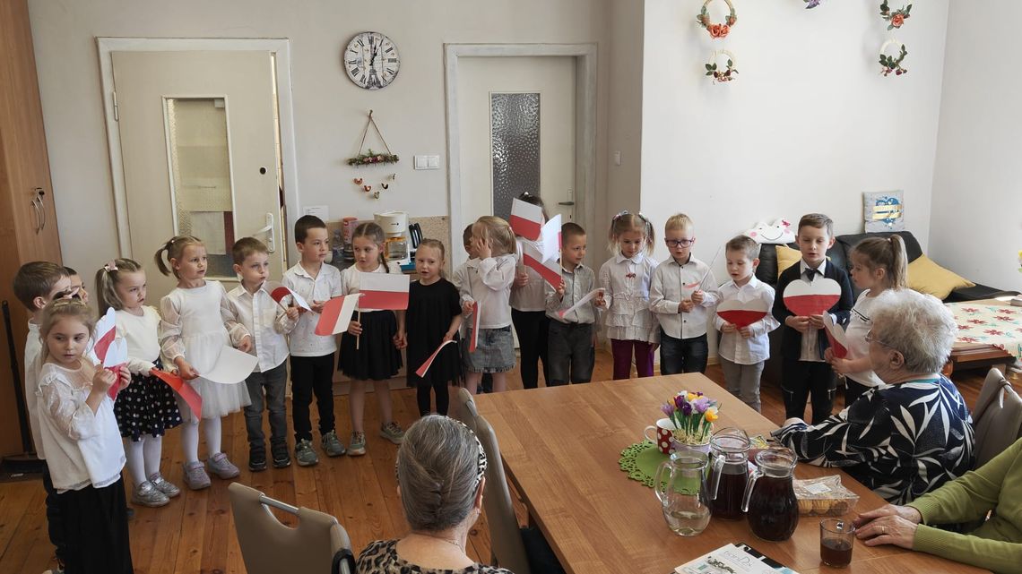 Majowe święto w międzypokoleniowym wydaniu. Wzruszający występ przedszkolaków i wspólna lekcja patriotyzmu