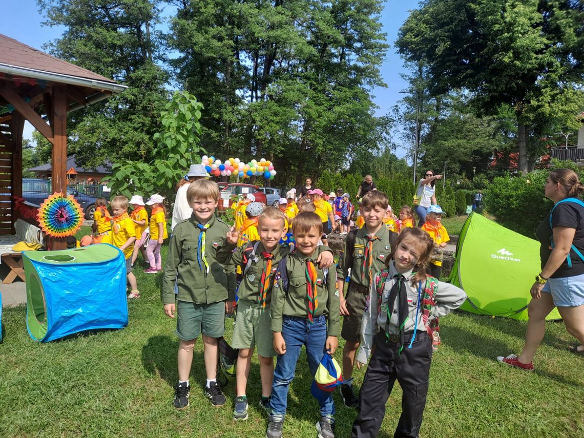 Małe harcerki i harcerze na biwaku. Camp Day w Przedszkolu Publicznym nr 7